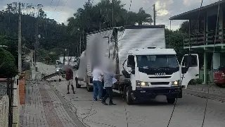Caminhão colide contra poste em Guabiruba  - 5