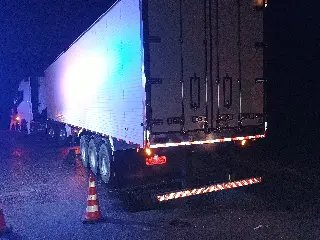 Homem fica preso nas ferragens após colisão entre carro e carreta - 3
