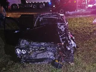 Homem fica preso nas ferragens após colisão entre carro e carreta - 5