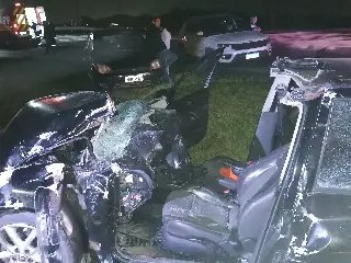 Homem fica preso nas ferragens após colisão entre carro e carreta - 1