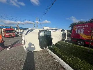 Carros colidem na rotatória e um tomba sob canteiro no Jardim Maluche - 5