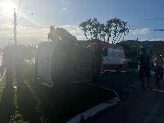 Carros colidem na rotatória e um tomba sob canteiro no Jardim Maluche - 6