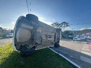 Carros colidem na rotatória e um tomba sob canteiro no Jardim Maluche - 3