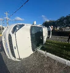 Carros colidem na rotatória e um tomba sob canteiro no Jardim Maluche - 2