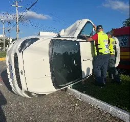 Carros colidem na rotatória e um tomba sob canteiro no Jardim Maluche - 4