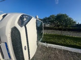Carros colidem na rotatória e um tomba sob canteiro no Jardim Maluche - 1