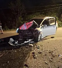 Colisão frontal entre veículos deixa condutor na ferragens  - 3