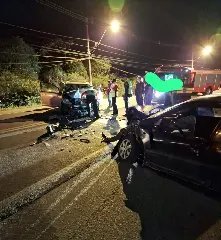 Colisão frontal entre veículos deixa condutor na ferragens  - 1