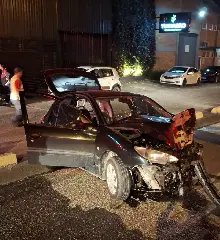 Colisão frontal entre veículos deixa condutor na ferragens  - 2