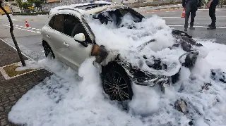 (VÍDEO) Bombeiros são acionados após Porsche pegar fogo - 4