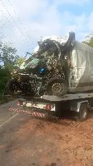 (VIDEO) Motorista morre em grave acidente entre van e caminhão - 1