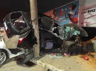 Motorista alcoolizado causa acidente e carros saem destruídos - 1
