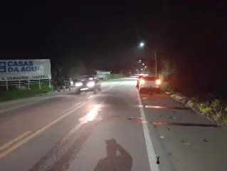 Carros colidem após motorista frear para não atropelar cachorro - 1