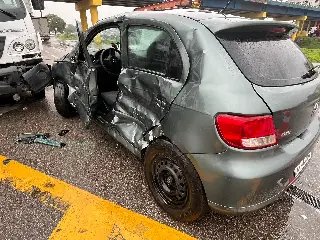 (VÍDEO) Grave acidente entre carro e caminhão é registrado em Brusque  - 6
