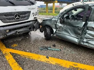 (VÍDEO) Grave acidente entre carro e caminhão é registrado em Brusque  - 5