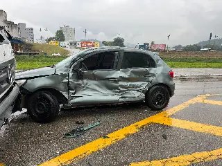 (VÍDEO) Grave acidente entre carro e caminhão é registrado em Brusque  - 1