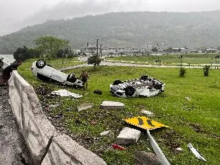 Caminhão-cegonha carregado de carros tomba em cabeceira de ponte em SC  - 2
