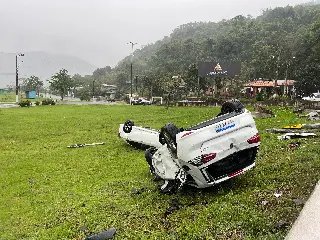 Caminhão-cegonha carregado de carros tomba em cabeceira de ponte em SC  - 3