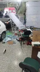 (VÍDEO) Carro descontrolado com bebê dentro bate em veículo e os dois adentram sala  - 3