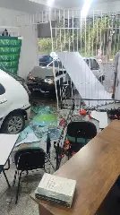 (VÍDEO) Carro descontrolado com bebê dentro bate em veículo e os dois adentram sala  - 5