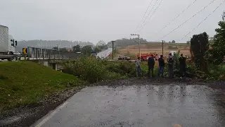 Pai e mãe morrem ao cair com carro no rio; filho teria tentado salvá-la - 2