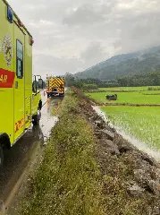 Motorista fica gravemente ferido após saída da pista e capotamento - 1