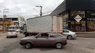 Colisão entre carro e caminhão causa lentidão em Brusque  - 1