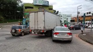 Colisão entre carro e caminhão causa lentidão em Brusque  - 2