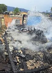 Bombeiros utilizam 8 mil litros de água para apagar incêndio em residência - 1