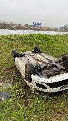 Saída de pista seguida de capotamento deixa motorista ferido - 1