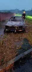 Proprietário acorda com barulho e encontra carro em chamas - 1