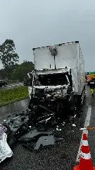 Homem fica preso nas ferragens após colisão entre caminhões - 1