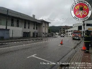 Bombeiros são acionados após caminhão arrebentar fiação - 1