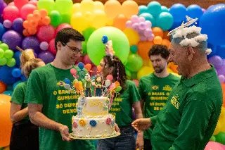 Colaboradores comemoram o aniversário de Luciano Hang com o tema “Cabelo Maluco” - 4