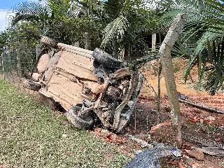 Carro para em cercado e árvore após saída de pista - 1