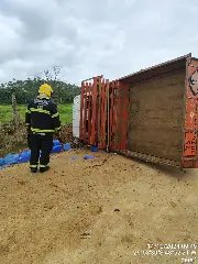 Caminhão de gás tomba e deixa motorista ferido no bairro Barracão  - 3