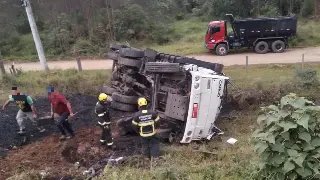 Motorista morre após caminhão-caçamba capotar na SC-446 - 1