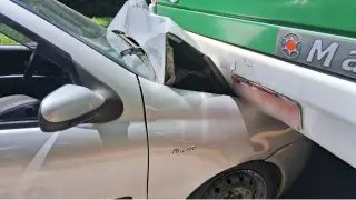 (VÍDEO) Mulher fica ferida após colidir carro contra traseira de ônibus - 3