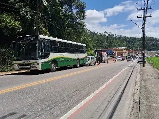 (VÍDEO) Mulher fica ferida após colidir carro contra traseira de ônibus - 2