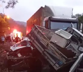 Engavetamento na BR-470 deixa duas pessoas presas entre às ferragens - 2