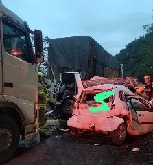 Engavetamento na BR-470 deixa duas pessoas presas entre às ferragens - 6