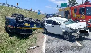 Viatura da PRF capota em acidente que deixou vítima presa às ferragens - 1