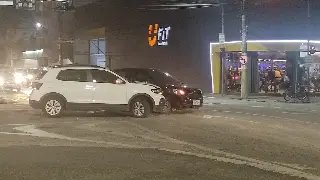 Colisão entre dois carros é registrada no Centro de Brusque - 3
