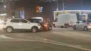 Colisão entre dois carros é registrada no Centro de Brusque - 1