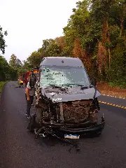 Seis pessoas ficam feridas em colisão entre van e caminhão na BR-282 - 1