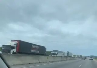 Confronto entre facções provoca caos no trânsito da BR-101 em Porto Belo - 2