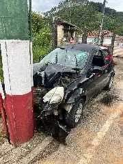 Homem fica ferido após colisão de carro contra poste - 2
