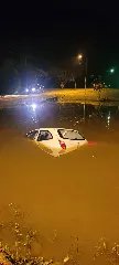 Carro vai parar em lagoa após saída de pista durante a madrugada - 1