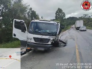 Homem morre após grave colisão entre carro e caminhão na BR-470 - 1