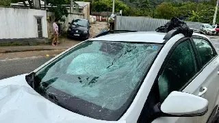 Motociclista vai parar em cerca de arame farpado após acidente  - 1
